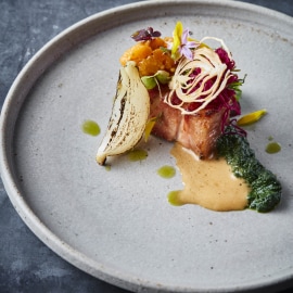 Buikspek met brandnetelpuree en dennenolie